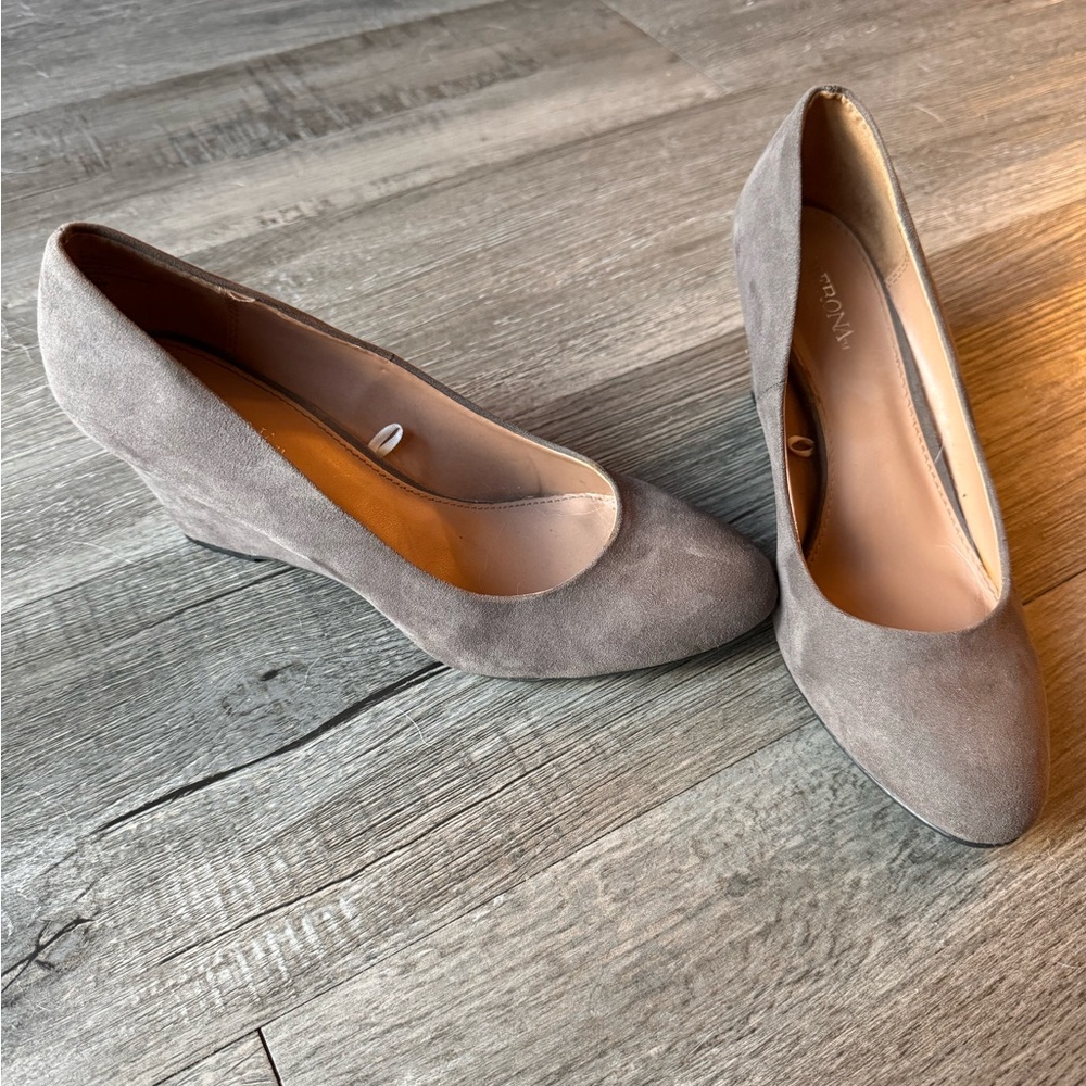 Merona Gray Suede Round Toe Wedges Size 8